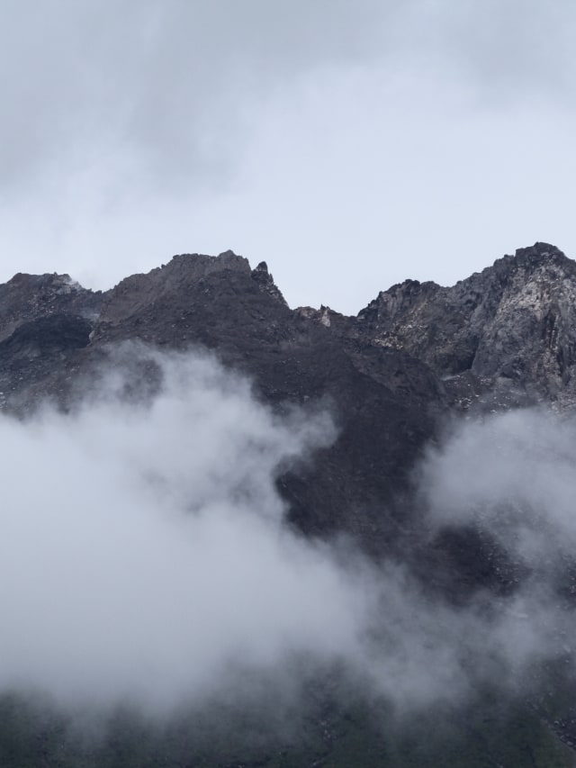 Kubah lava di puncak Gunung Merapi terlihat dari Desa Kinahrejo, Cangkringan, Sleman, DI Yogyakarta, Jumat (15/1/2021). Foto: Hendra Nurdiyansyah/Antara Foto