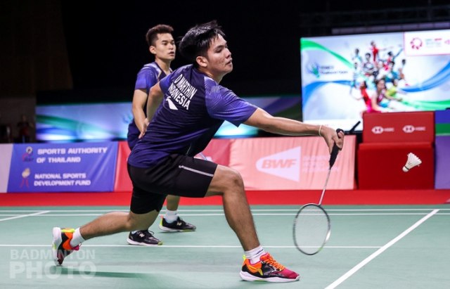 Ganda Putra Indonesia Daniel Marthin dan Leo Rolly Carnando pada pertandingan Thailand Open 2021, di Impact Arena, Bangkok, Thailand, Jumat (15/1). Foto: Erika Sawauchi/Badmintonphoto/BWF