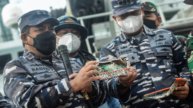 Panglima Koarmada I Laksmana Muda TNI AL Abdul Rasyid (kiri) menunjukan kotak penyimpanan memori dari perekam suara kokpit atau CVR Pesawat Sriwijaya Air SJ 182 di perairan Kepulauan Seribu, Jakarta, Jumat (15/1). Foto: Muhammad Adimaja/ANTARA FOTO