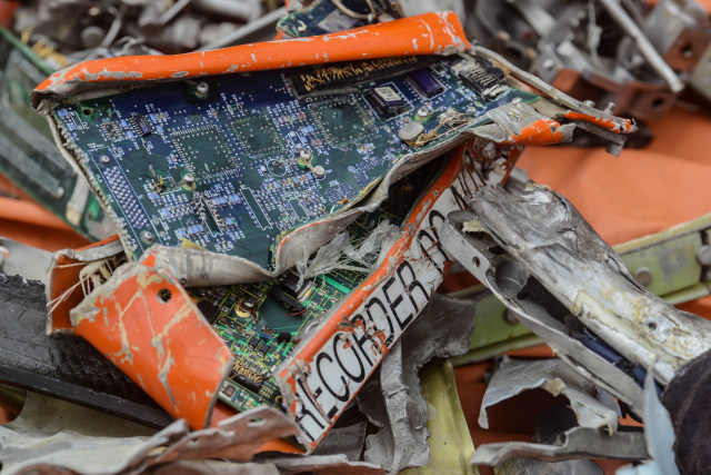 Kotak perekam suara kokpit atau CVR ditampilkan usai ditemukan saat SAR pesawat Sriwijaya Air SJ 182 di perairan Kepulauan Seribu, Jakarta, Jumat (15/1). Foto: Muhammad Adimaja/ANTARA FOTO