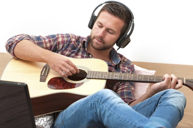 Bermain Gitar adalah Salah Satu Praktik Seni Musik Foto: dok Long Island Pulse Magazine