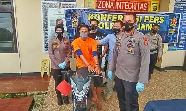 Saat ungkap kasus di Mapolsek Kota Baru, Kota Jambi. Foto: Jambikita.id