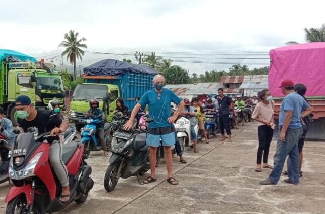 Pal Martensson, bule asal Swedia turut mengantre BBM di salah satu SPBU di Mamuju. Foto: Awal Dion/sulbarkini
