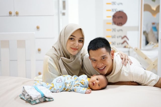 Potret Keluarga Citra Kirana dan Rezky Aditya. foto: instagram @thereal_rezkyadhitya