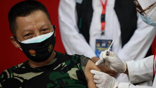 Pangdam Iskandar Muda Mayjen TNI Achmad Marzuki disuntik vaksin corona Sinovac di Aceh, Jumat (15/1). Foto: Suparta/acehkini