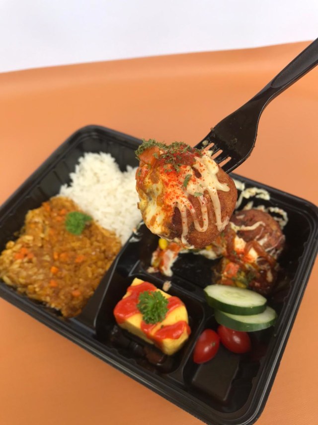 Menu double curry rice bento dari Gindaco Foto: Natashia Loi/Kumparan