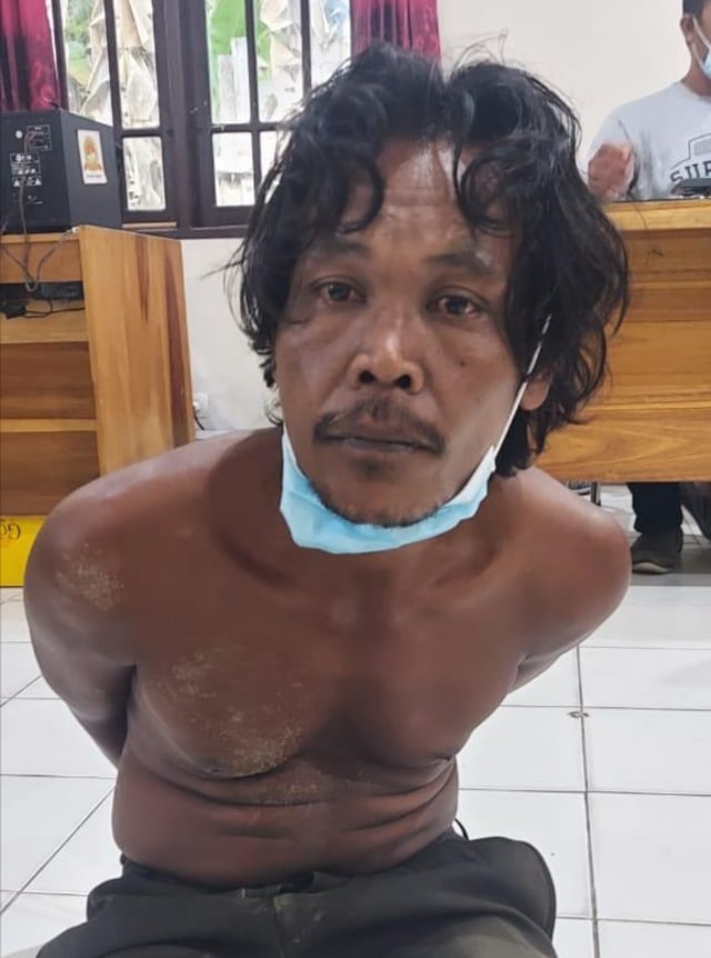 Setu(45), pelaku pencurian pakaian dalam wanita beberapa waktu saat diamankan di Mapolsek Arut Selatan. ﻿﻿﻿