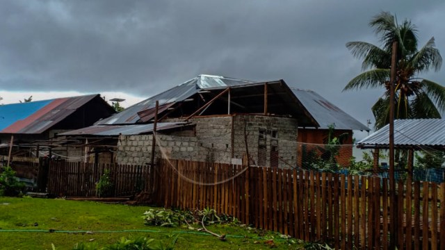 Atap salah satu rumah warga di Desa Fatkauyon, Kecamatan Sulabesi Timur, Kepulauan Sula, Maluku Utara rusak akibat diterjang angin puting beliung pada Sabtu 16 Januari 2021 pukul 11.30 WIT. Foto: Warga