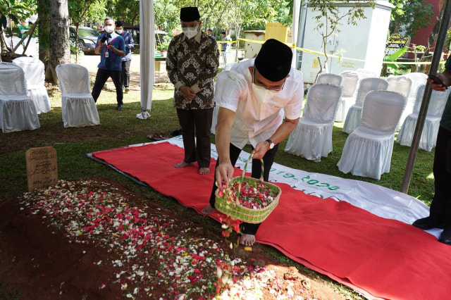 Menko-PMK Muhadjir Effendy saat ziarah ke makam Syekh Ali Jaber. Foto: Dok. Istimewa
