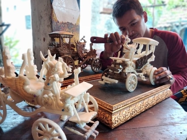 Sarman Firmansyah memamerkan karya seninya dari styrofoam bekas. (Juan)