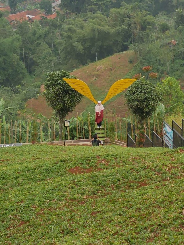 Wisatawan berfoto di kawasan wisata Cicalengka Dreamland di Kecamatan Cicalengka, Kabupaten Bandung, Jawa Barat, Sabtu (16/1). Foto: Jamal Ramadhan/kumparan