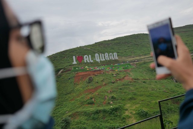 Wisatawan berfoto di kawasan wisata Cicalengka Dreamland di Kecamatan Cicalengka, Kabupaten Bandung, Jawa Barat, Sabtu (16/1). Foto: Jamal Ramadhan/kumparan