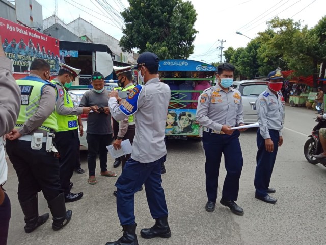 Dishub Brebes bersama Satlantas Polres Brebes melakukan sosialisasi kepada omprengan atau angkutan odong-odong agar tak beroperasi di jalan umum.