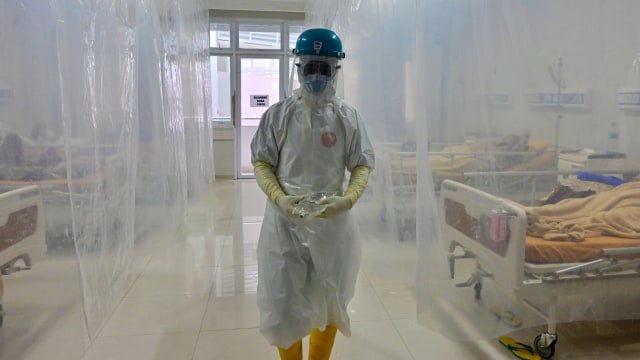 Seorang perawat bekerja di bangsal untuk pasien virus korona di rumah sakit umum Bogor di kota Bogor, Jawa Barat. Foto: Adek Berry/AFP