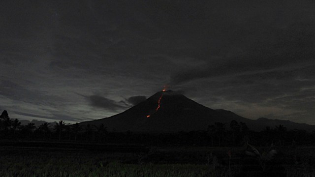 Guguran lava pijar Gunung Semeru terlihat dari Desa Sumber Mujur, Candipuro, Lumajang, Jawa Timur, Minggu (17/1). Foto: Seno/ANTARA FOTO