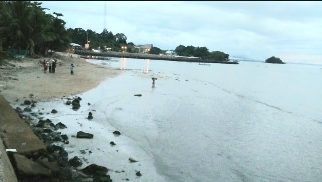 Reklamasi di Kota Sorong yang turut menghancurkan Tembok Berlin, tembok sepanjang pantai di Sorong. (BumiPapua.com/Katharina) 