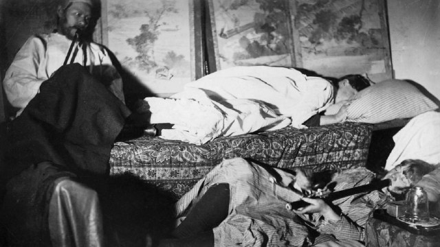 Dua wanita dan seorang lelaki pemakai opium di pecinan Amerika Serikat (akhir abad ke-19) | Wikimedia Commons