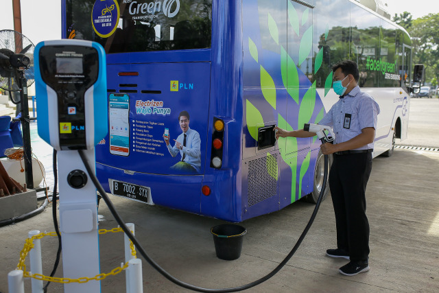Petugas memperagakan cara mengisi ulang daya bus Trans Koetaradja bertenaga listrik di Banda Aceh. Foto: Abdul Hadi/acehkini