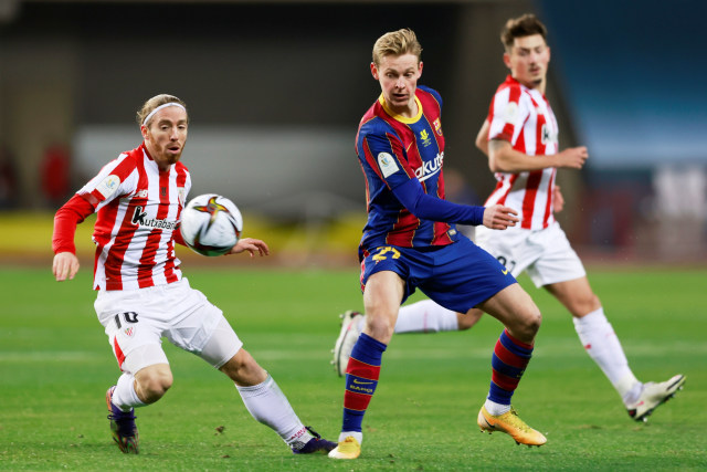 Pemain FC Barcelona Frenkie de Jong berebut bola dengan pemain Athletic Bilbao pada pertandingan Final Piala Super Spanyol di Estadio La Cartuja de Sevilla, Seville, Spanyol. Foto: Marcelo Del Pozo/REUTERS