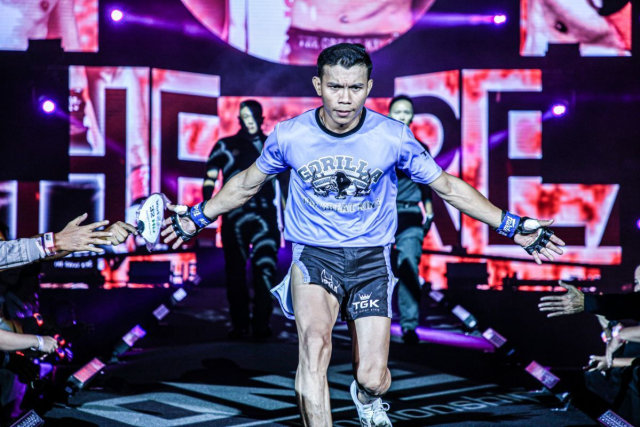 Aksi Paul Lumihi saat memasuki arena ONE Championship (ONE Championship)