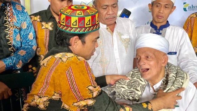 Momen saat Ustaz Abdul Somad bertemu Habib Muhammad bin Achmad al-Attas. Foto: Instagram/@ustadzabdulsomad-official