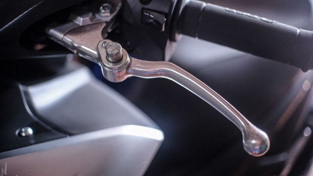 Rem tangan atau parking brake lock Mmotor Foto: Bangkit Jaya Putra/kumparan