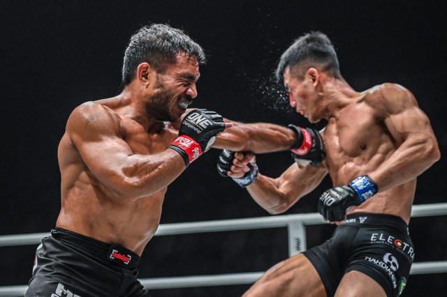 Abro Fernandes melayangkan pukulan yang mengenai Eko Priandono dalam sebuah laga ONE Championship di Jakarta (ONE Championship)