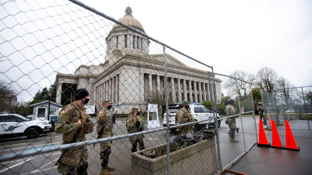 Anggota Pengawal Nasional Washington berjaga-jaga di luar Gedung Capitol, mengantisipasi potensi protes bersenjata di Olympia, AS, Minggu (17/1). Foto: Lindsey Wasson/REUTERS