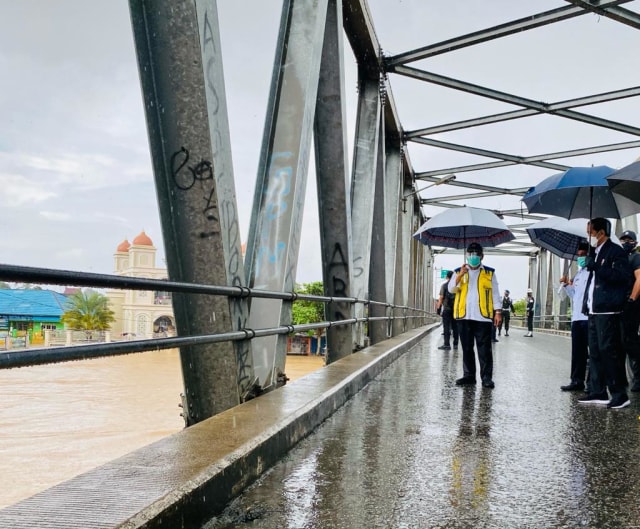 Presiden Joko Widodo meninjau sungai Martapura dari jembatan Pakauman yang berada di Kecamatan Martapura Timur, Kabupaten Banjar, Provinsi Kalimantan Selatan.  Foto: Biro Pers - Sekretariat Presiden