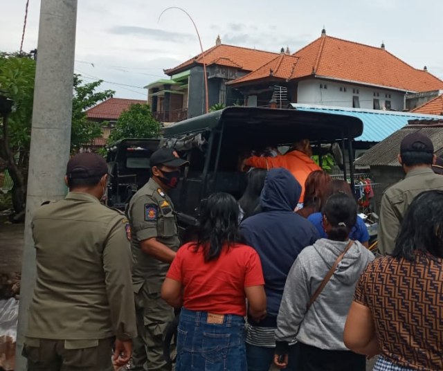 Para PSK saat dinaikkan ke mobil operasional Satpol PP - IST
