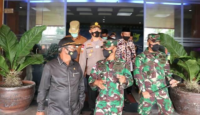 Forkopimda Karimun usai menggelar rapat di Kantor DJBC Khusus Kepri. (Foto: Edo/batamnews)