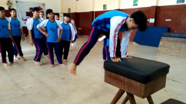 Melakukan Lompat Kangkang Foto: dok OlahragaPedia.com