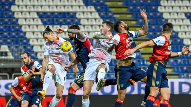 Pemain AC Milan berebut bola dengan pemain Cagliari pada pertandingan lanjutan Serie A Italia di Sardegna Arena, Cagliari, Italia.
 Foto: Alberto PIZZOLI / AFP