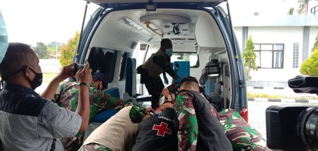 Halijah mendapat perawatan dari TNI-AL karena kaki kanannya patah akibat tertimpa bangunan saat gempa. Foto Awal Dion.