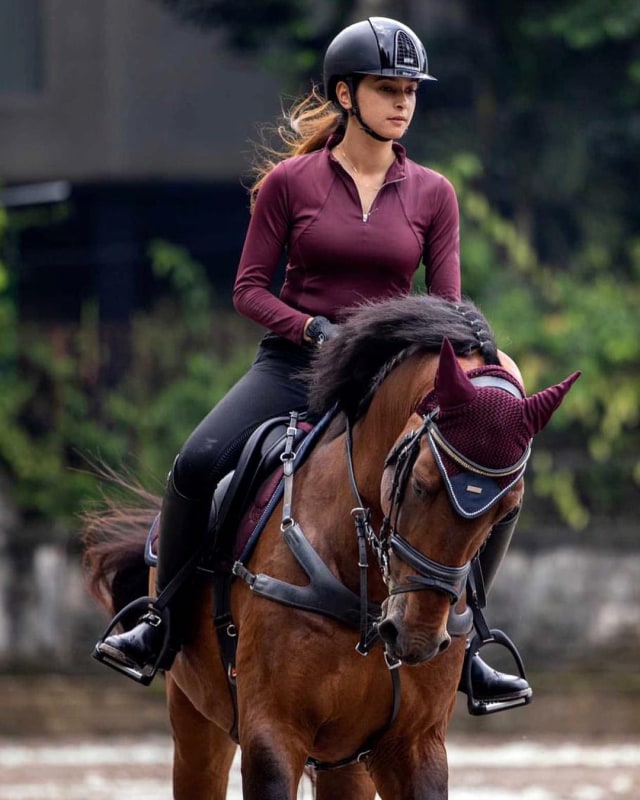 Nabila Syakieb saat tengah berkuda. Foto: Instagram @nsyakieb85