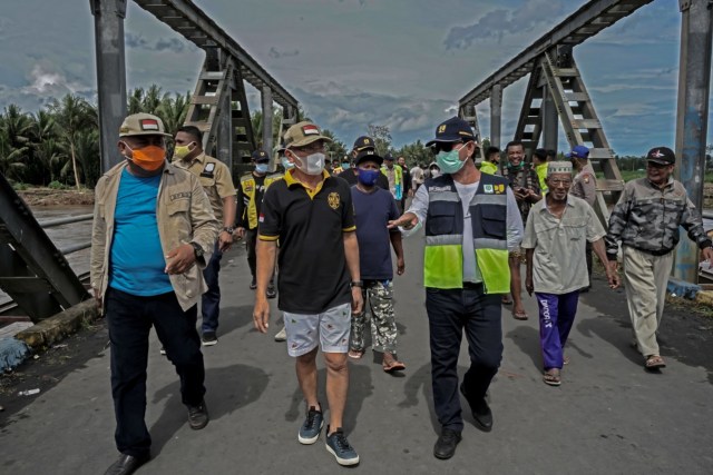 Tim Balai WIlayah Sungai Maluku Utara saat tinjau lokasi banjir di Galela, Halmahera Utara, Maluku Utara. Foto: BWS Malut untuk cermat