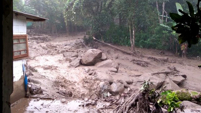 Jalan desa penghubung Agrowisata Gunung Mas Puncak yang digenangi lumpur sisa banjir bandang, Bogor, Jawa Barat, Selasa (19/1). Foto: Dok. Istimewa
