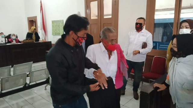 Kakek berusia 85 tahun bernama RE Koswara digugat anak keduanya berkaitan dengan kasus sengketa lahan di Bandung.
 Foto: Dok. Istimewa