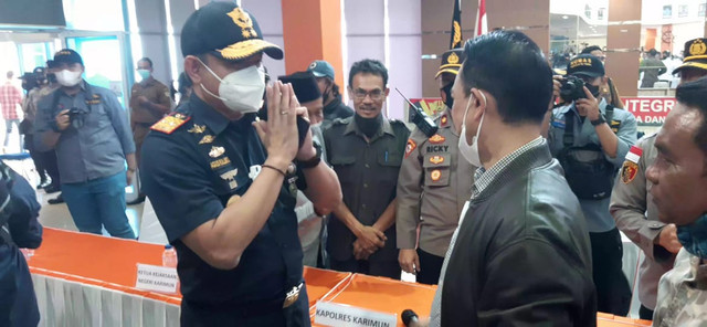 Kepala Kantor Wilayah DJBC Khusus Kepulauan Riau, Agus Yulianto, bertemu dengan ketua KKSS Batam, Masrur Amin, dalam audiensi yang berlangsung di Aula Pangsaops DJBC Kepri, Selasa (19/1). Foto: Khairul S/kepripedia.com