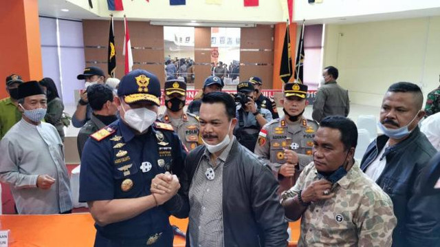 Kepala DJBC Kepri, Agus Yulianto, saat menerima Ketua KKSS Batam, Masrur Amin, di Kantor DJBC Kepri. (Foto: Edo/Batamnews)