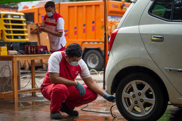Petugas menguji emisi gas buang pada mobil milik warga di Rawasari, Jakarta, Selasa (19/1). Foto: Aditya Pradana Putra/Antara Foto