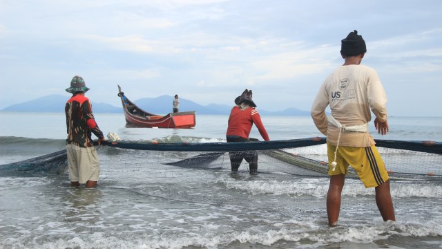 Prosesi Tarek Pukat di Lhok Pasie Lamnga, Kecamatan Mesjid Raya, Kabupaten Aceh Besar,  Minggu (10/1/2021). HARISUL AMAL.