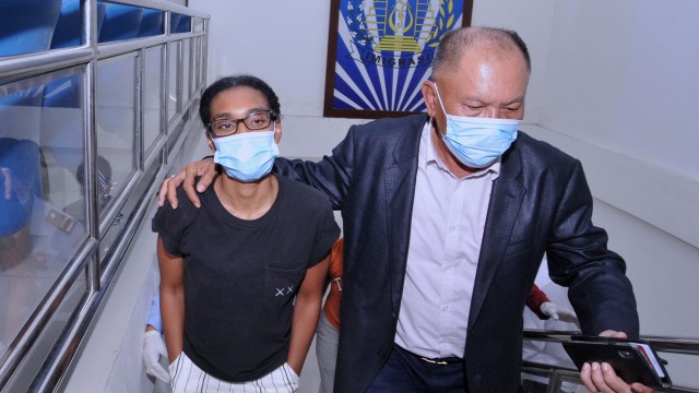Warga negara Amerika berinisial KAG (kiri)berjalan usai menjalani pemeriksaan di Kantor Imigrasi Kelas I TPI Denpasar, Bali, Selasa (19/1). Foto: Fikri Yusuf/ANTARA FOTO