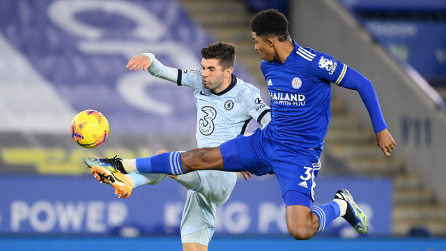 Pemain Chelsea Christian Pulisic berebut bola dengan pemain Leicester City Wesley Fofana pada pertandingan lanjutan Premier League di King Power Stadium, Leicester, Inggris. Foto: Michael Regan/Pool/REUTERS