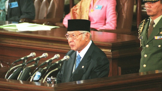 Presiden Soeharto menyampaikan pidato usai dilantik. Foto: JOHN MACDOUGALL / AFP