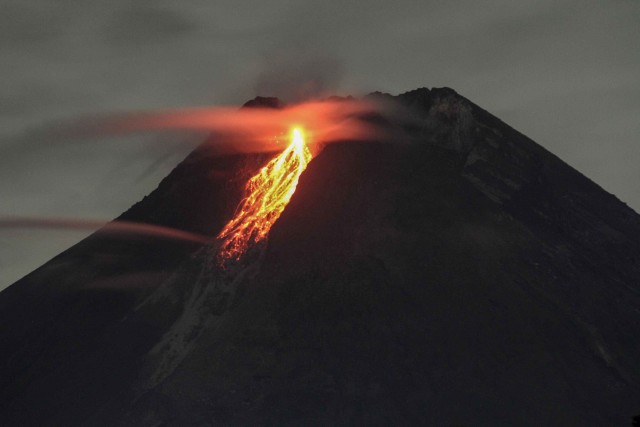Guguran lava terlihat dari Desa Hargobinangun, Pakem, Sleman, DI Yogyakarta, Minggu (17/1). Foto: Hendra Nurdiyansyah/Antara Foto