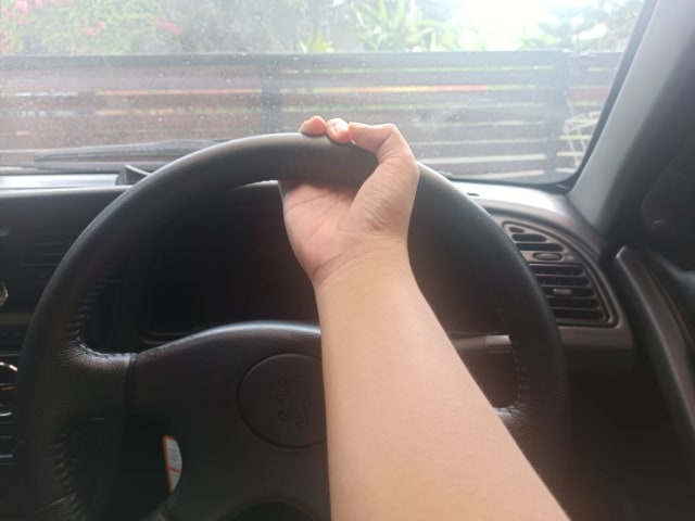 Ilustrasi pegang setir mobil gaya cebok. Foto: Muhammad Ikbal/kumparan