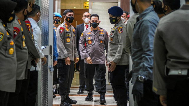Calon Kapolri Komjen Pol Listyo Sigit Prabowo bersiap mengikuti Uji Kelayakan dan Kepatutan Calon Kapolri di ruang Komisi III DPR, Kompleks Parlemen, Jakarta, Rabu (20/1). Foto: Galih Pradipta/ANTARA FOTO