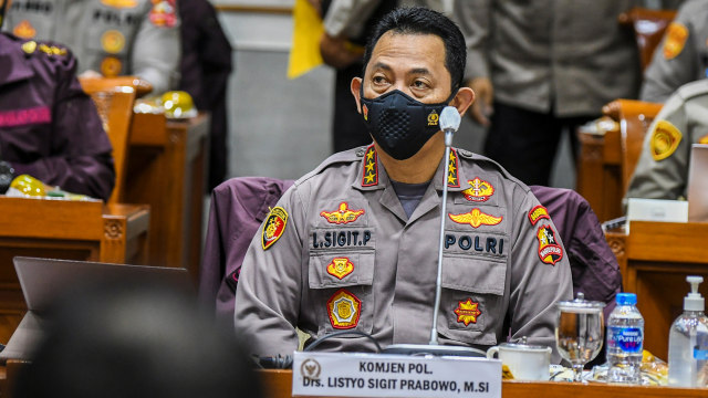 Calon Kapolri Komjen Pol Listyo Sigit Prabowo bersiap mengikuti Uji Kelayakan dan Kepatutan Calon Kapolri di ruang Komisi III DPR, Kompleks Parlemen, Jakarta, Rabu (20/1). Foto: Galih Pradipta/ANTARA FOTO
