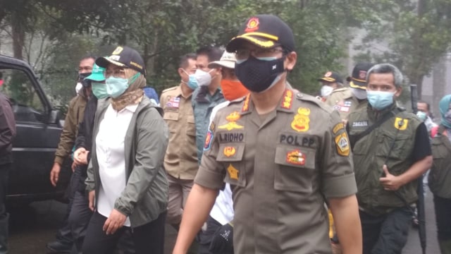 Ketua Kwarcab Bogor yang juga sebagai Kasatpol PP Kabupaten Bogor (kanan) saat menyambangi tempat pengungsian korban bencana banjir bandang di Gunung Mas, Puncak. (Kominfo Kwarcab Bogor)